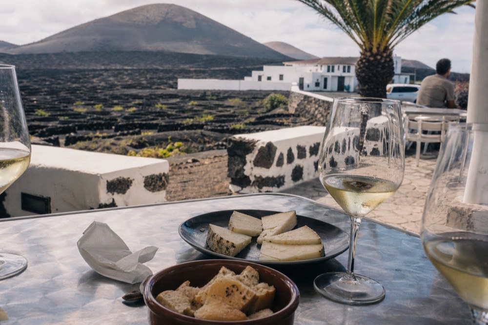 Terrace tasting at Los Bermejos with glasses and cheese